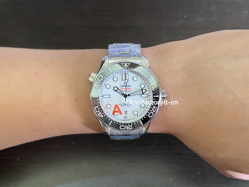 歐米茄熊貓色海馬300米丹東8800一體機V4版復(fù)刻細(xì)節(jié)做工詳細(xì)評測