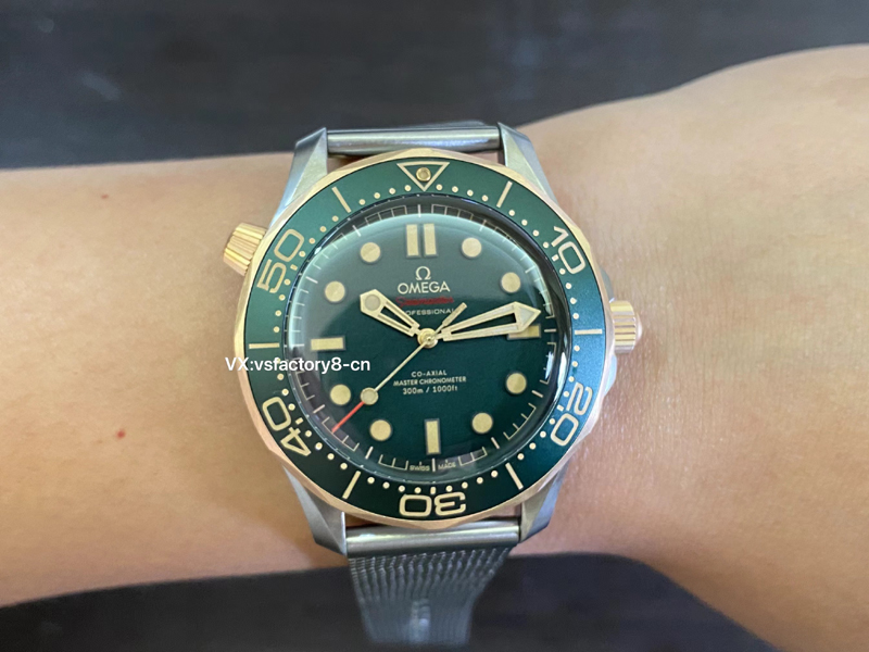 VS廠歐米茄復(fù)古綠面無暇海馬300米丹東8806機細節(jié)做工各方面復(fù)刻還原如何